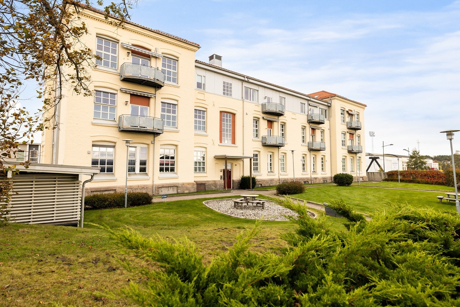 Leiligheten er én av totalt 37 i Seiersten Allé Boligsameie og den tidligere skolebygningen som ble omhyggelig renovert i 2009. Galleribilde