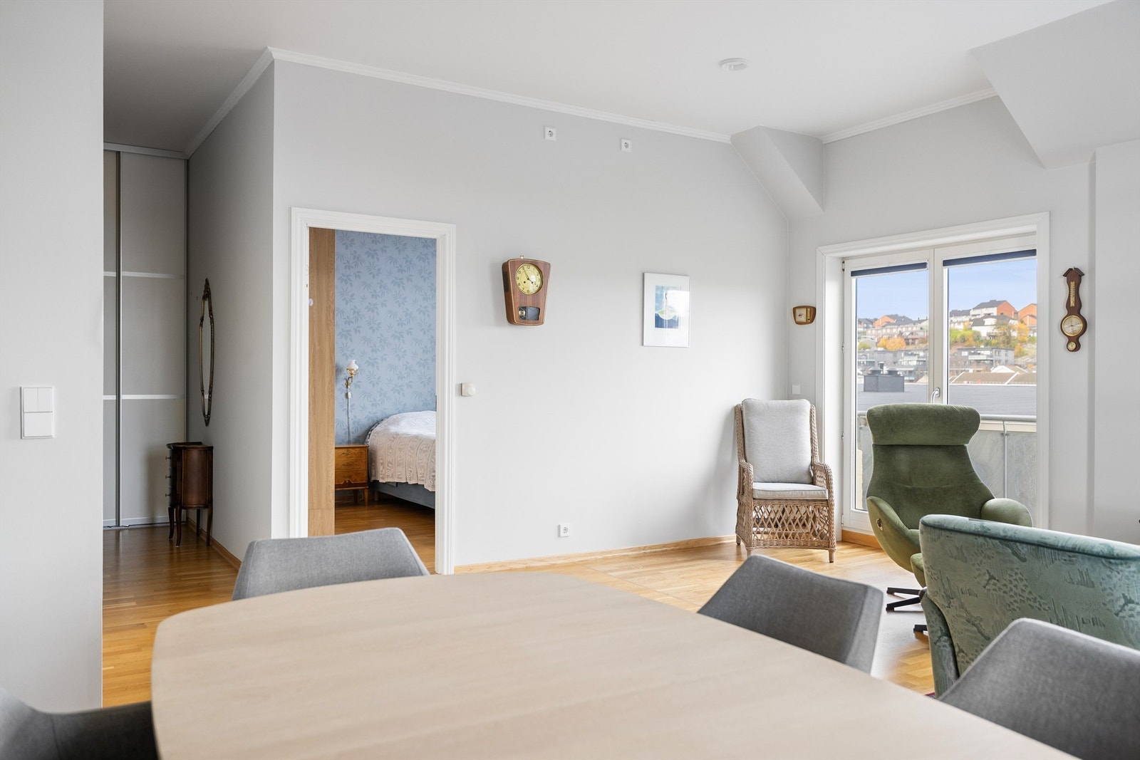 I godkjente bygningstegninger er leiligheten skissert med ett soverom til foran det nåværende og balkongdørene. Galleribilde