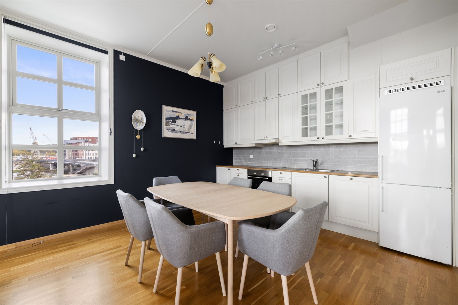 Kjøkkeninnredningen er en omfangsrik løsning som utnytter den store himlingshøyden til et rikt antall oppbevaringsmuligheter. Alle hvitevarer medfølger. Galleribilde