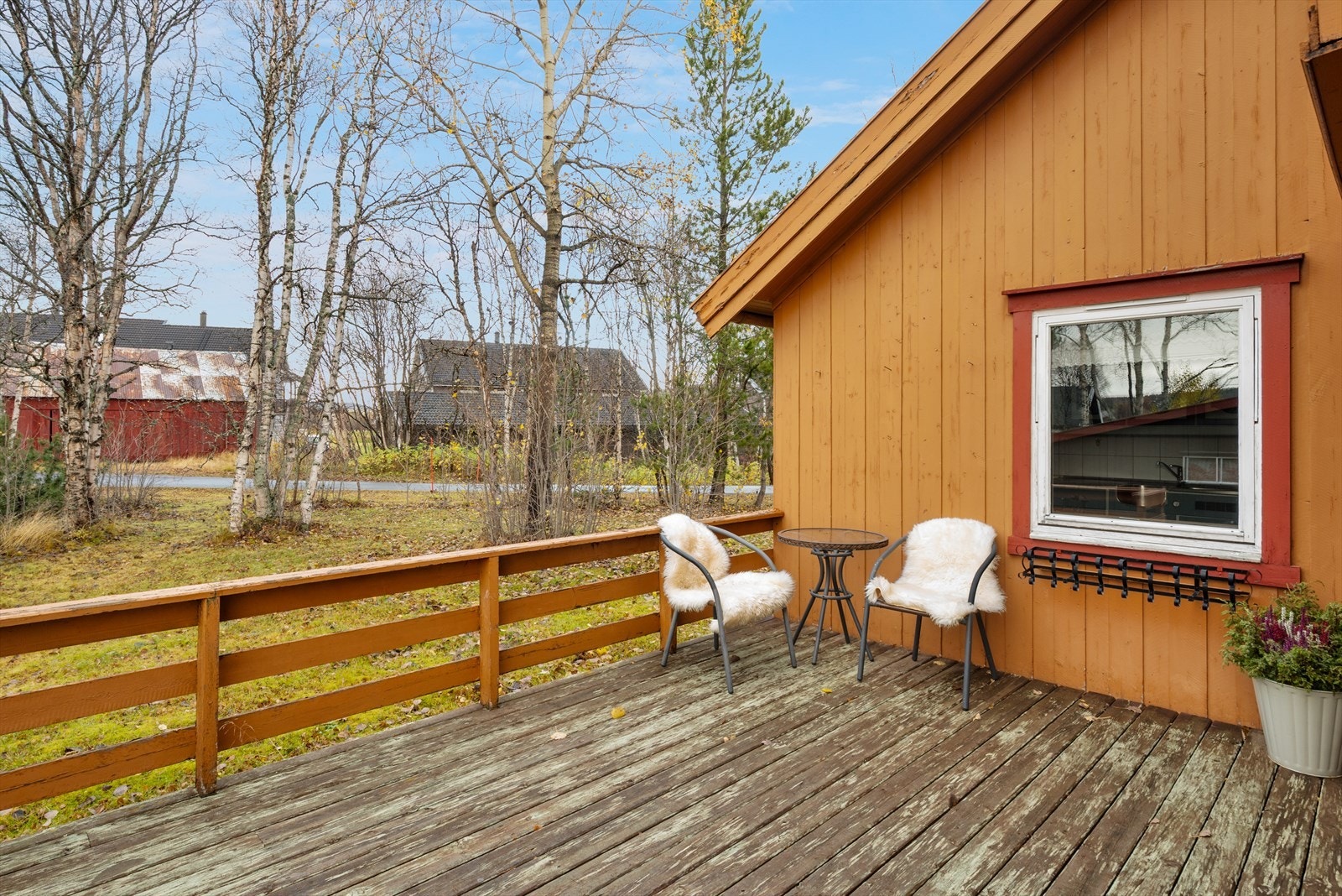 Terrassen ved inngangen. Galleribilde