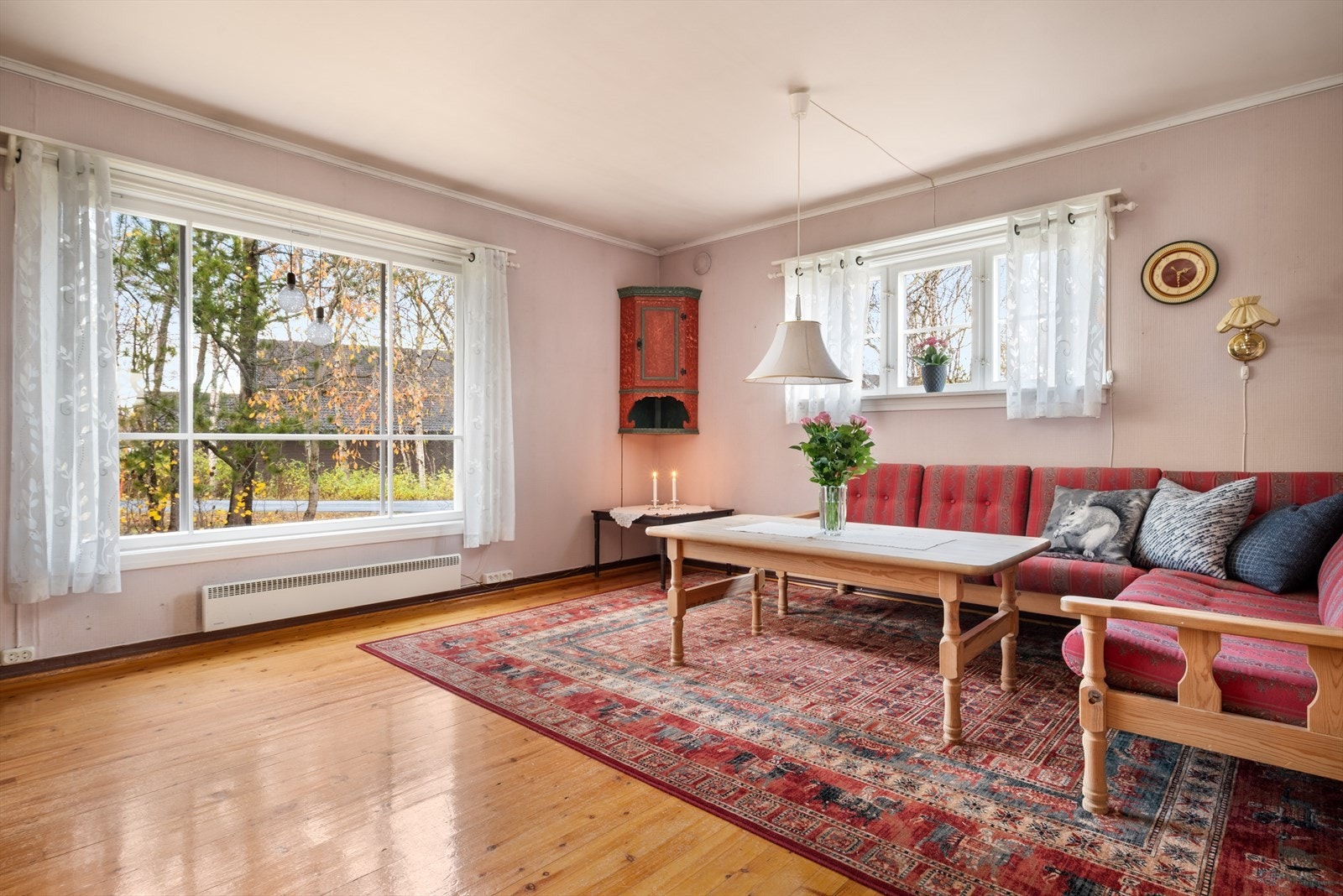 I 1. etasje er det to stuer. Her her stue 1. Galleribilde