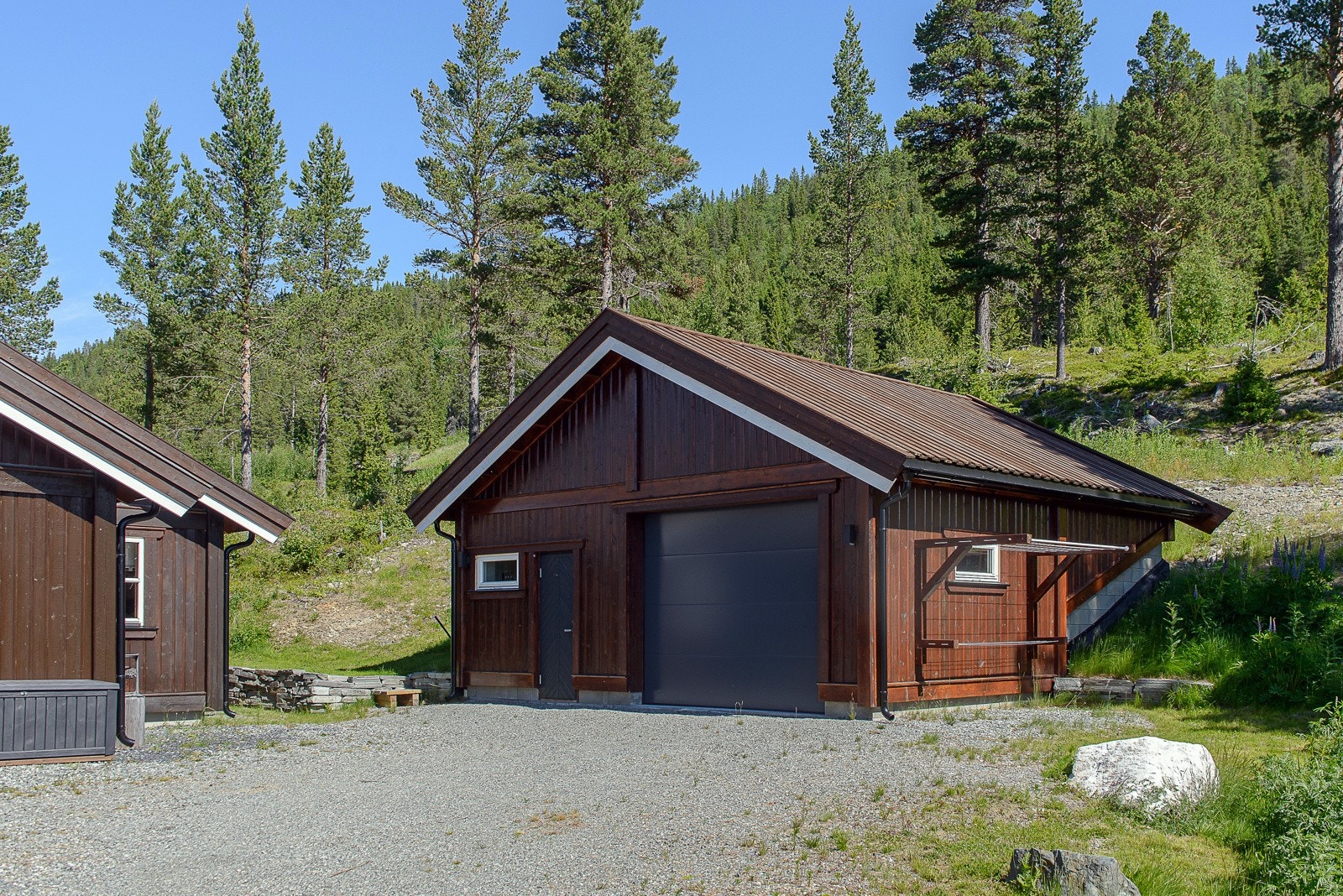 Påkostet og romslig garasje med bodrom. Galleribilde