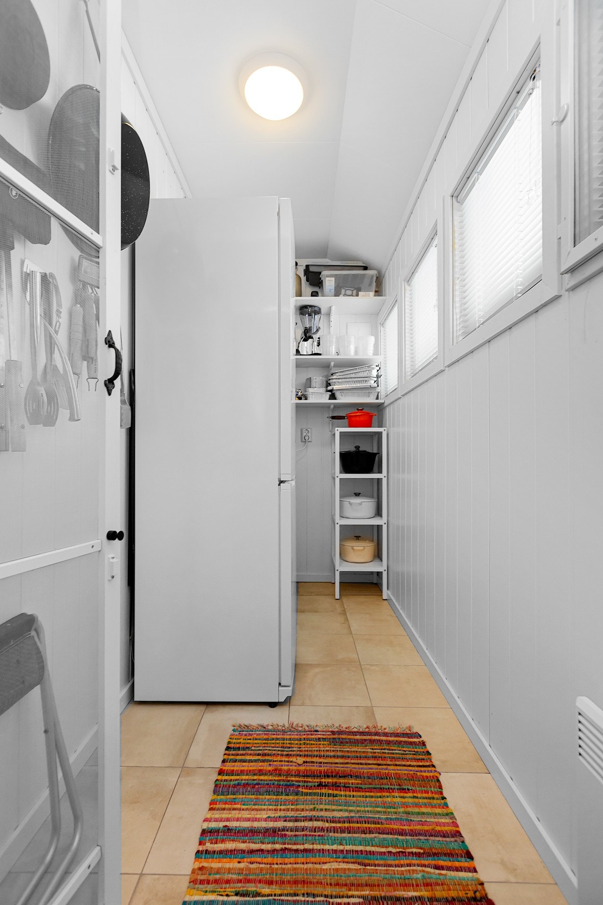 Ved inngangspartiet er det en isolert bod med plass for ekstra oppbevaring. Galleribilde