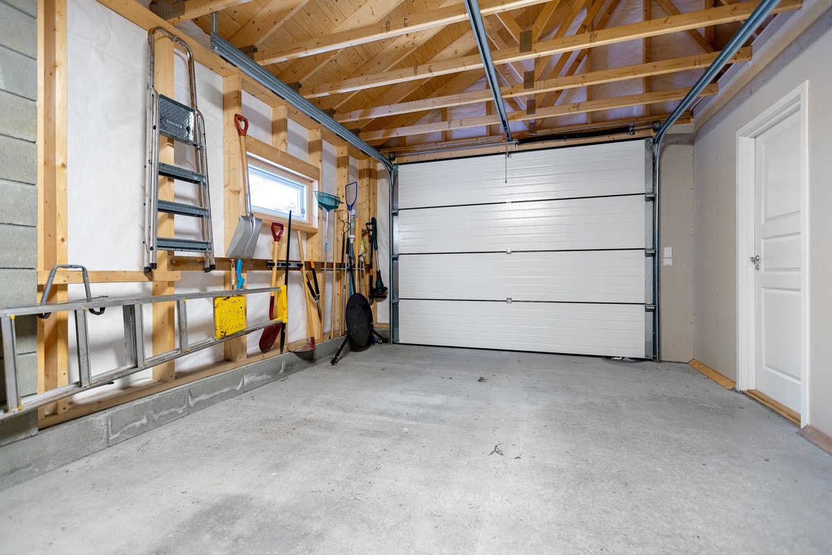 Garasjen har en biloppstillingsplass. Galleribilde