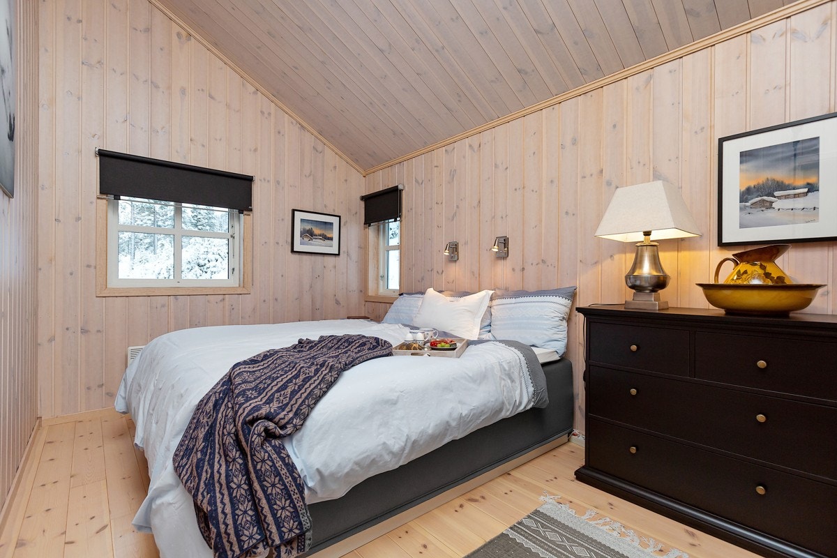 Soverom 2. Alle rommene har trepanel på vegger og i himling, samt heltre gulv, og sammen med den gode takhøyden, skaper dette en lun og hyggelig atmosfære. Galleribilde