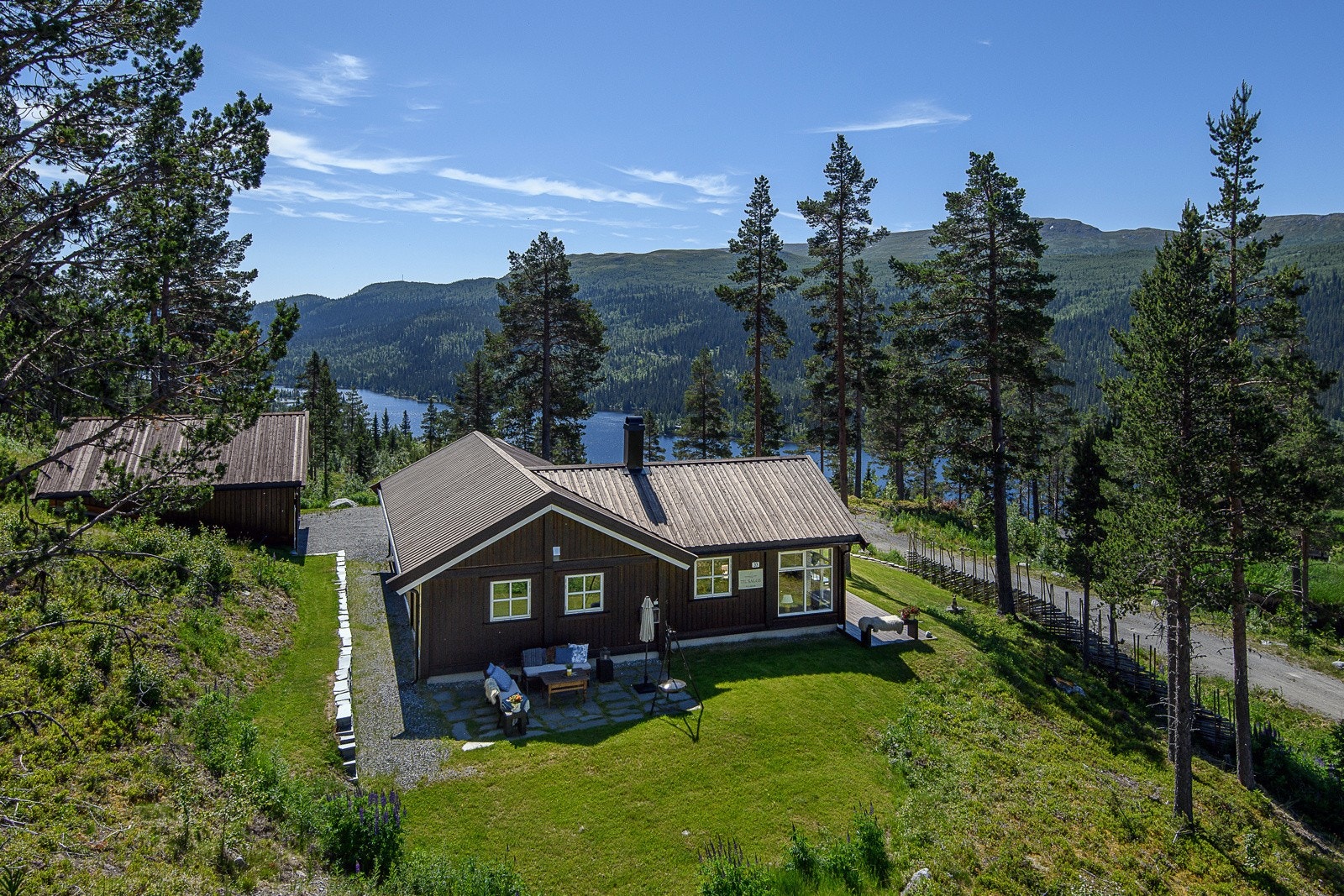 Fra hytta har man fantastiske turmuligheter, enten det er til fots, på ski, randonee, eller på sykkel. Galleribilde