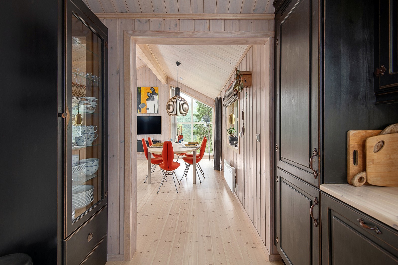 Kjøkkenet ligger i delvis åpen løsning mot stua, som gjør det enkelt å kombinere matlaging med sosialt samvær. Galleribilde