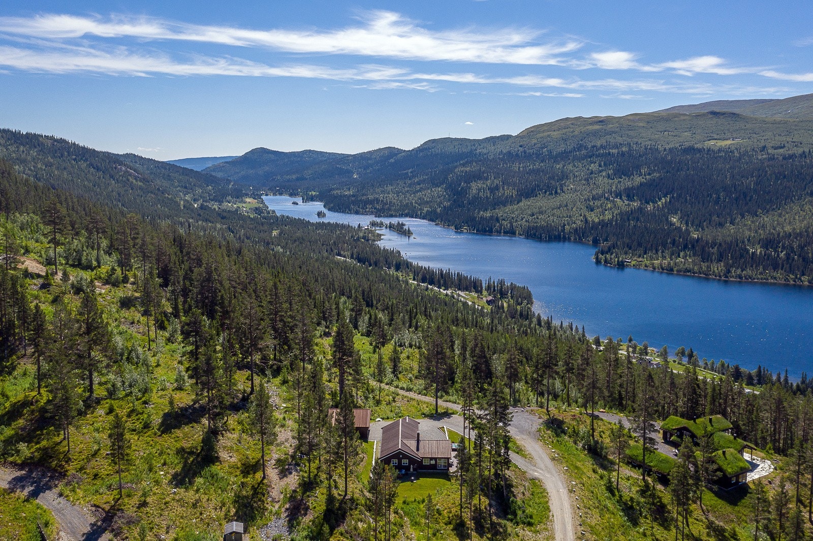 Sommeren innbyr til rikelige muligheter for sykkel, fiske, jakt og flotte turstier langs vann og på fjellet. Galleribilde