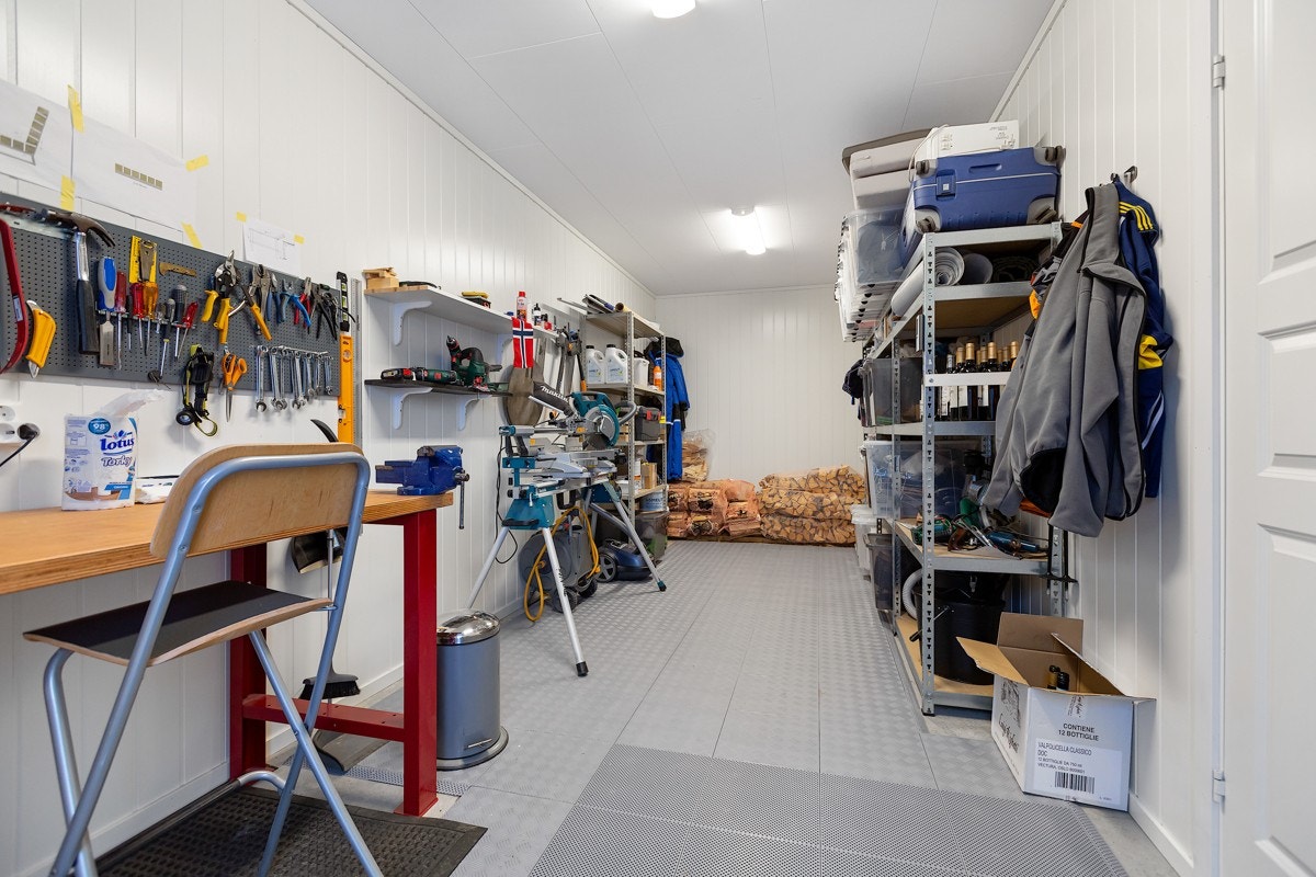 En bod av generøs størrelse, i tilknytning til garasjen. Galleribilde