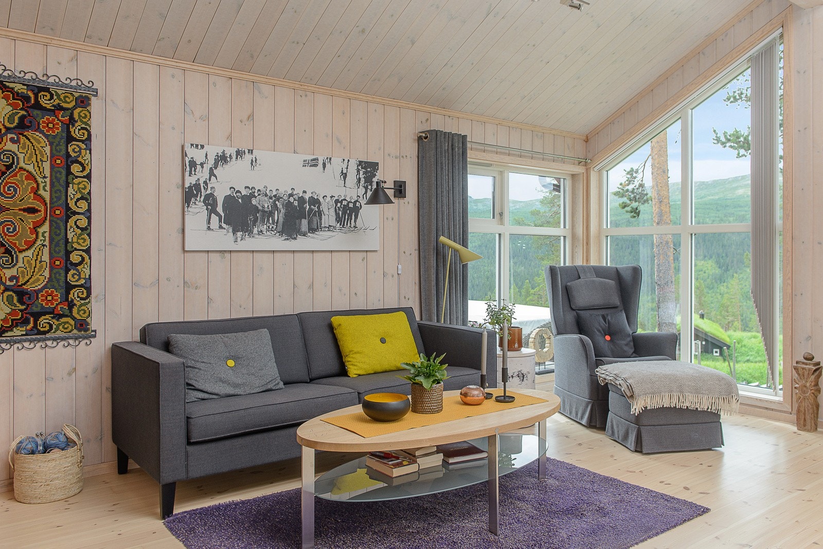 Det er brukt heltre gulv og trepanel på vegger og i himling, som skaper en lun og hyggelig atmosfære. Galleribilde