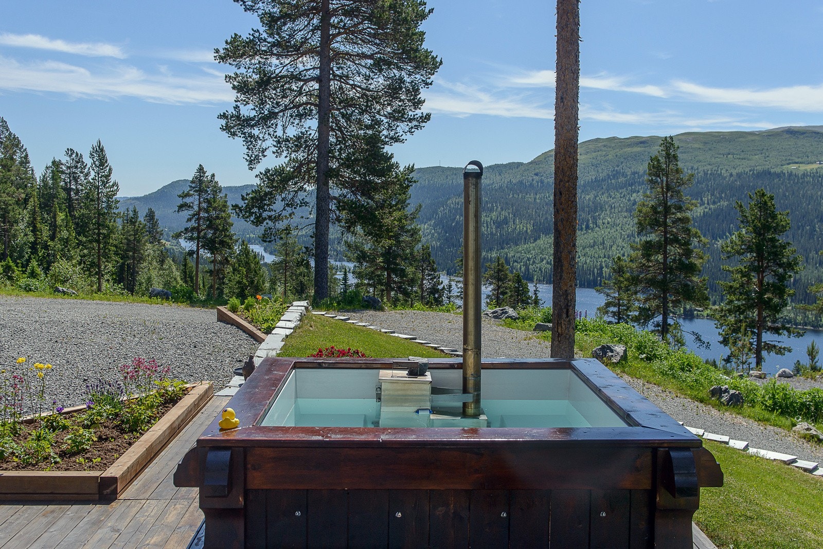 Hytta byr på flere fine uteplasser hvor både utsikten og solen kan nytes. Galleribilde