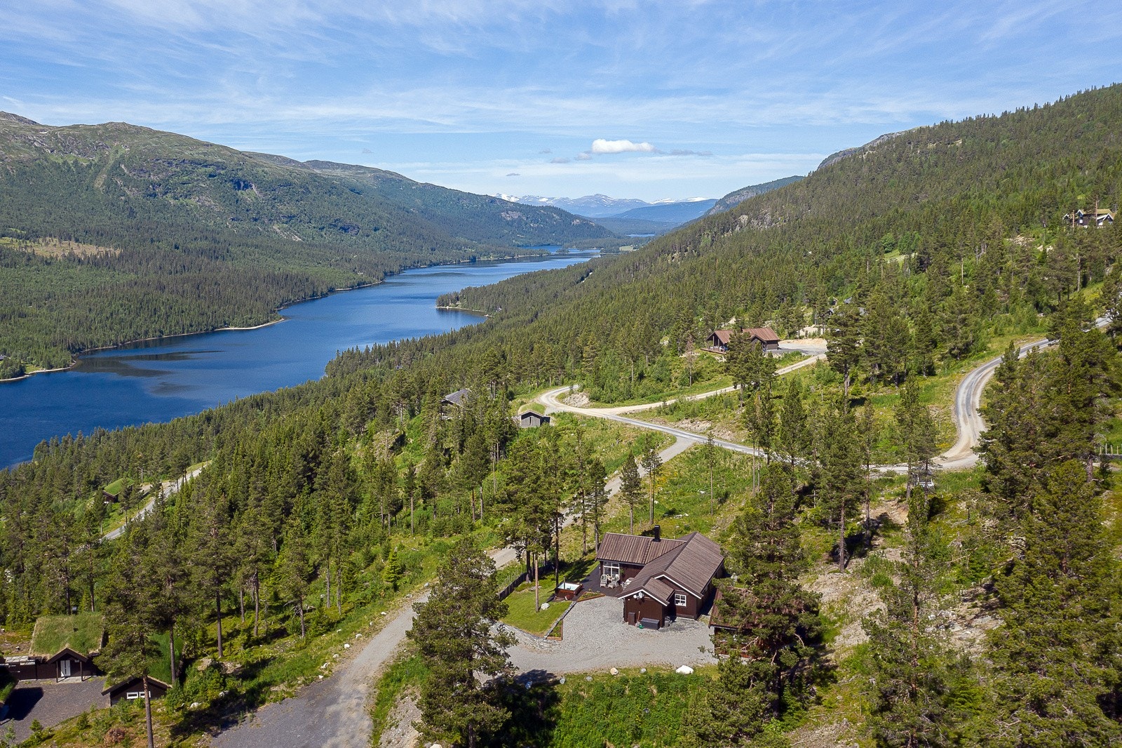 Hytta ligger idyllisk til i Espedalen Fjellgrend, ca. 830 m.o.h, omringet av vakker fjellnatur med panaoramautsikt over Espedalsvatnet, Leppkampen og innover Jotunheimen. Galleribilde