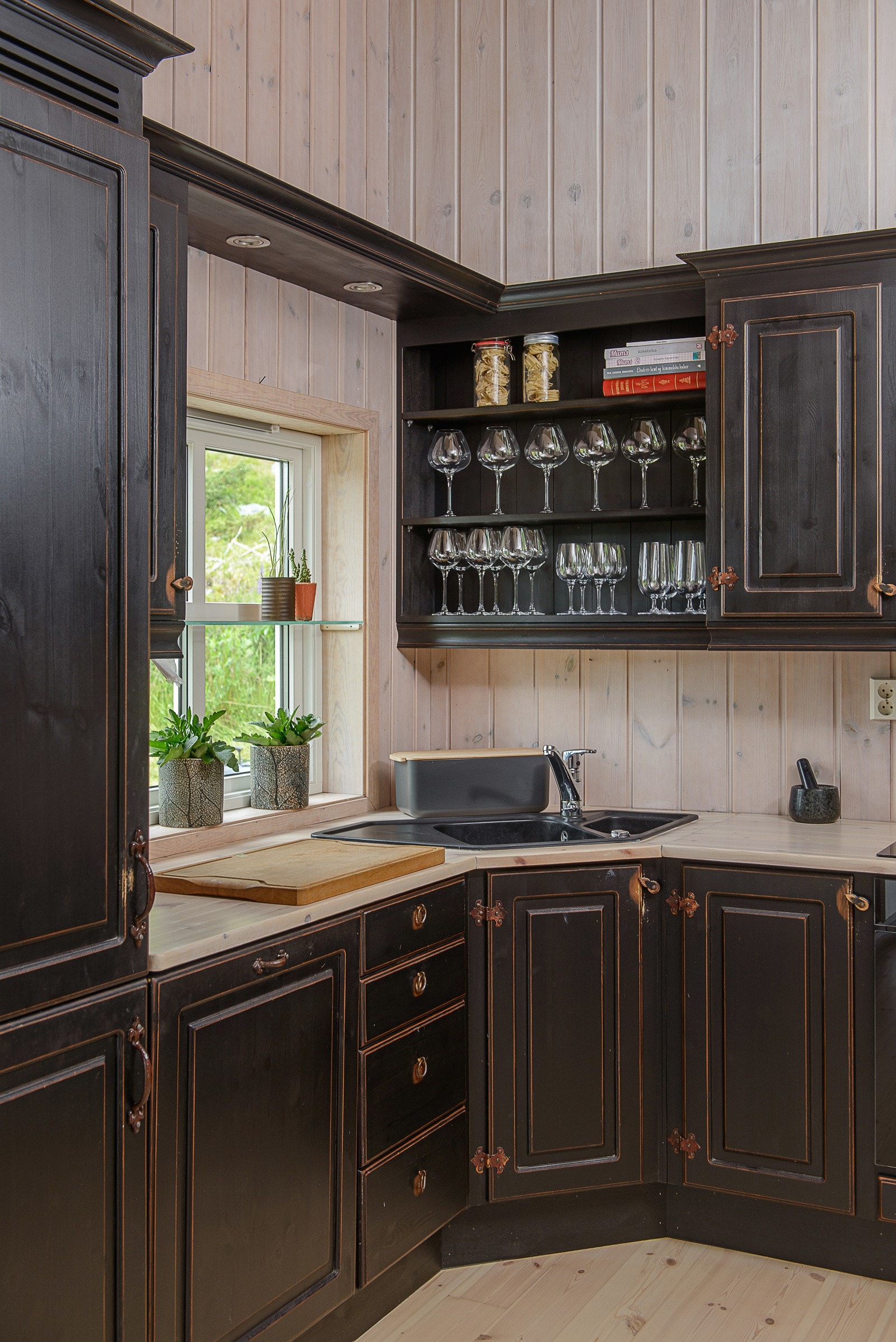 Kjøkkenet er både innbydende og funksjonelt - perfekt for deg som er glad i å lage mat. Galleribilde