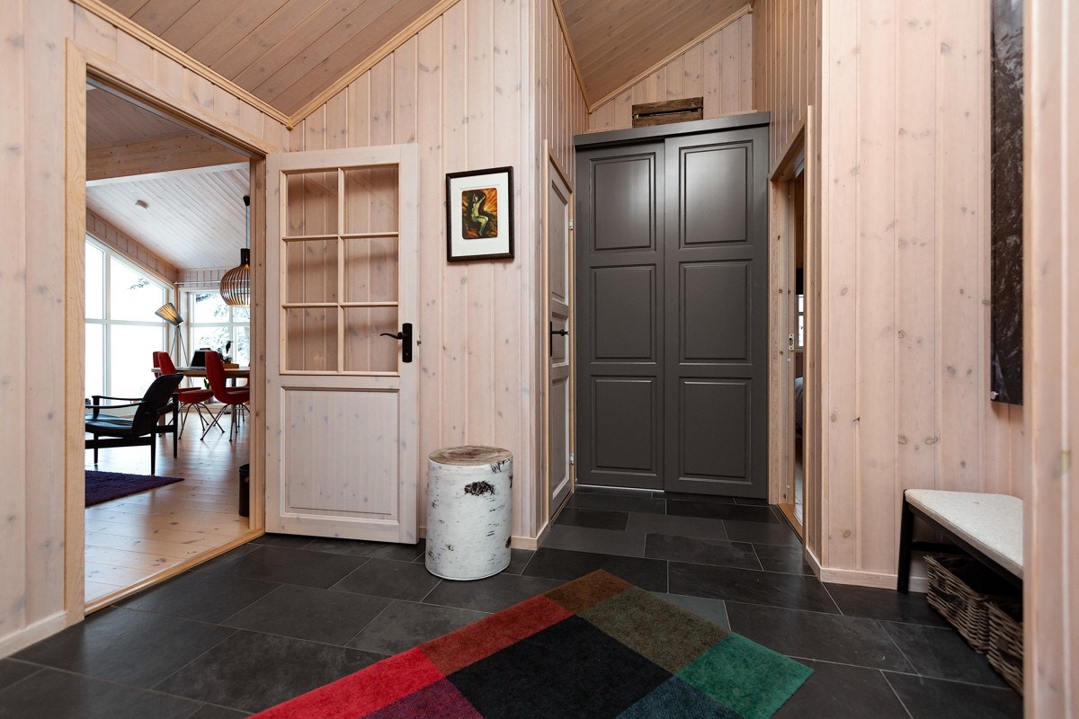 Her er det god plass for å henge fra seg yttertøyet og oppbevare sko. Galleribilde