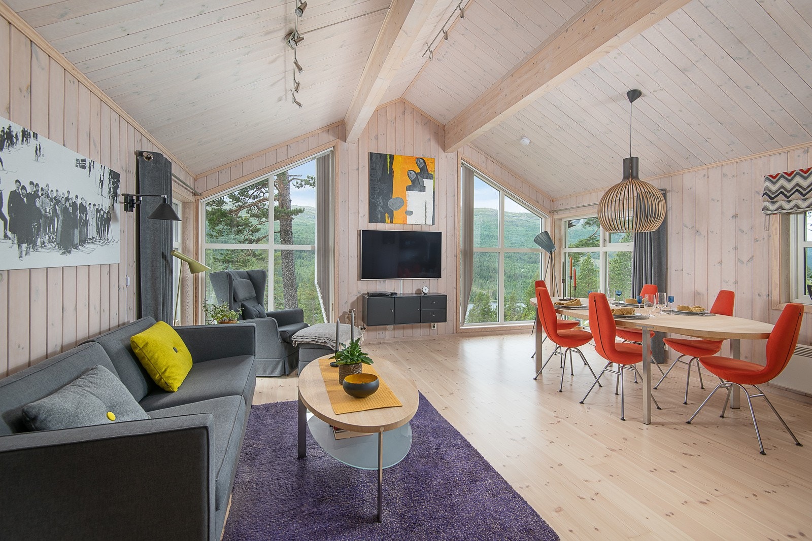 Lys og innbydende stue, med store vindusflater og god takhøyde, som bidrar til at rommet oppleves som svært lyst og luftig. Galleribilde
