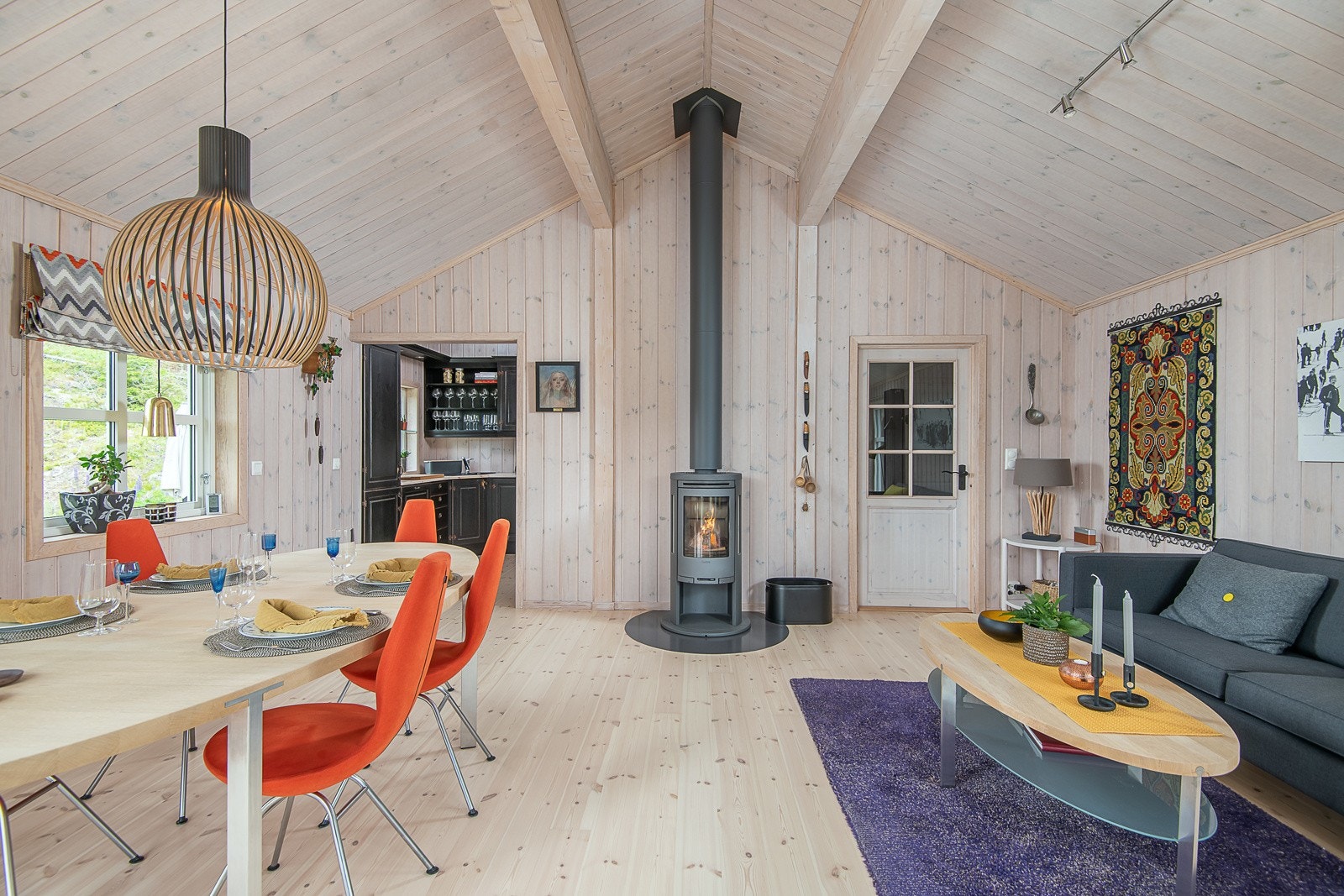 Her er det god plass til både sofagruppe og spisebord med plass til flere gjester. Galleribilde