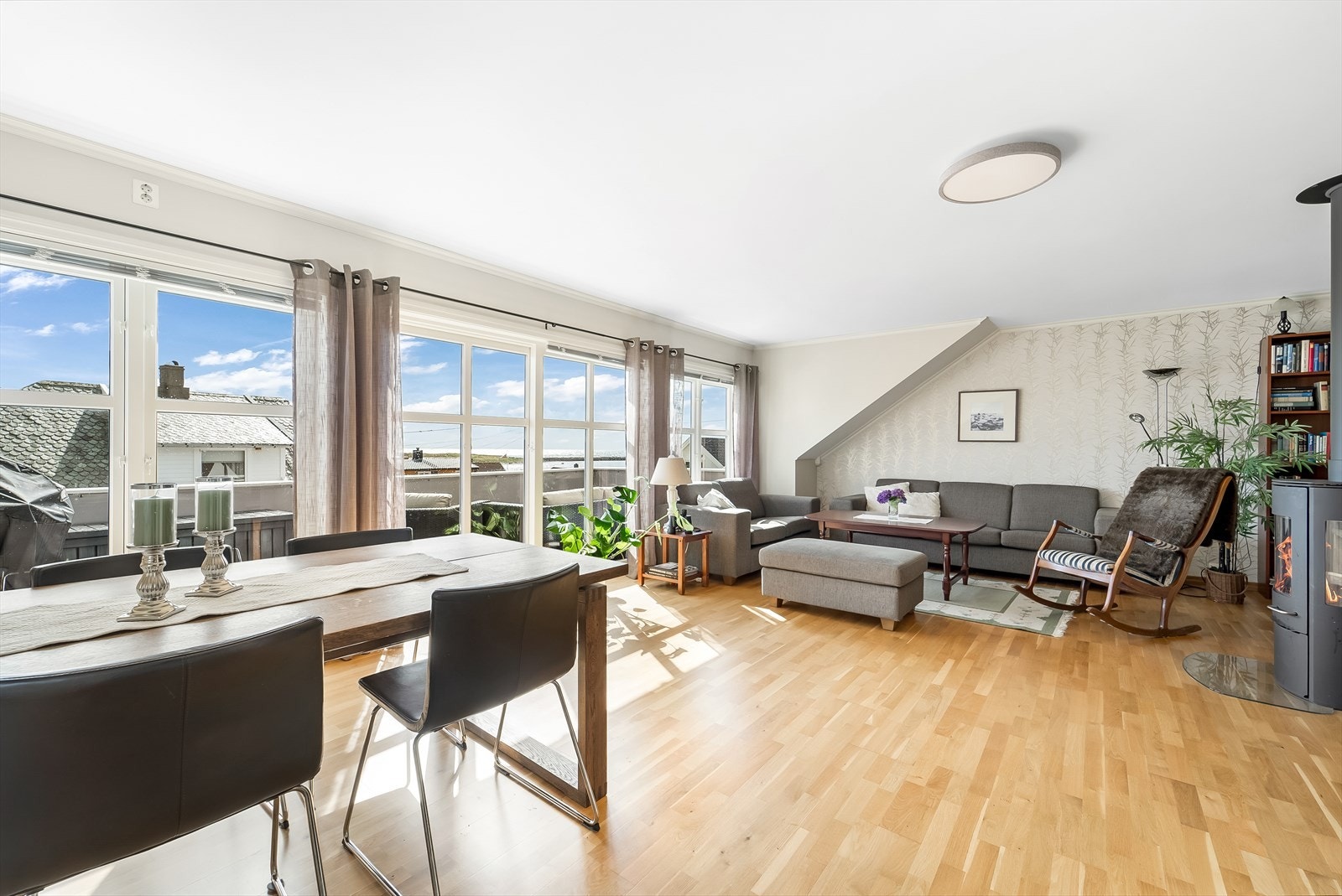 Store lysflater bidrar til en god romfølelse i stua. Galleribilde