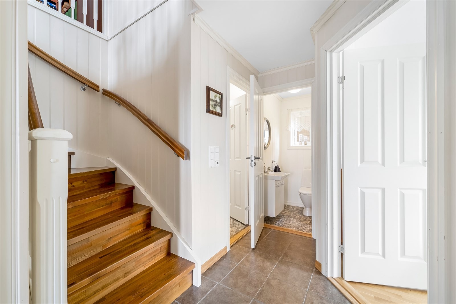 Boligen er gjennomgående pent innredet i lyse fargetoner. Galleribilde