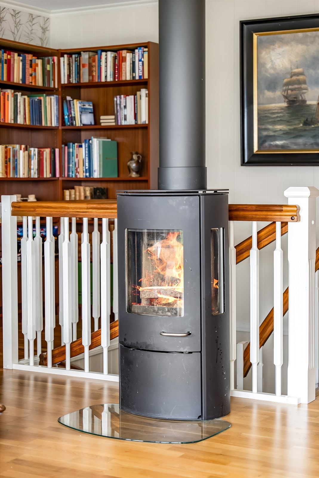 God vedovn i stua som gir godt med varme og stemning på kalde dager. Galleribilde