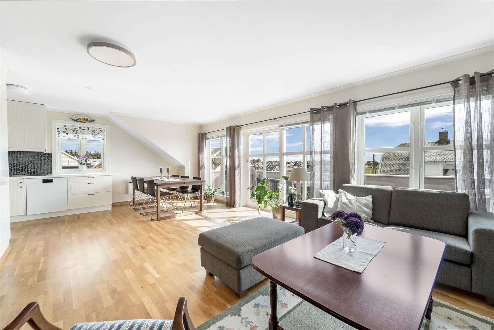 Gode vindusflater slipper godt med lys inn. Via en stor skyvedør åpner man opp til en stor terrasse. Galleribilde