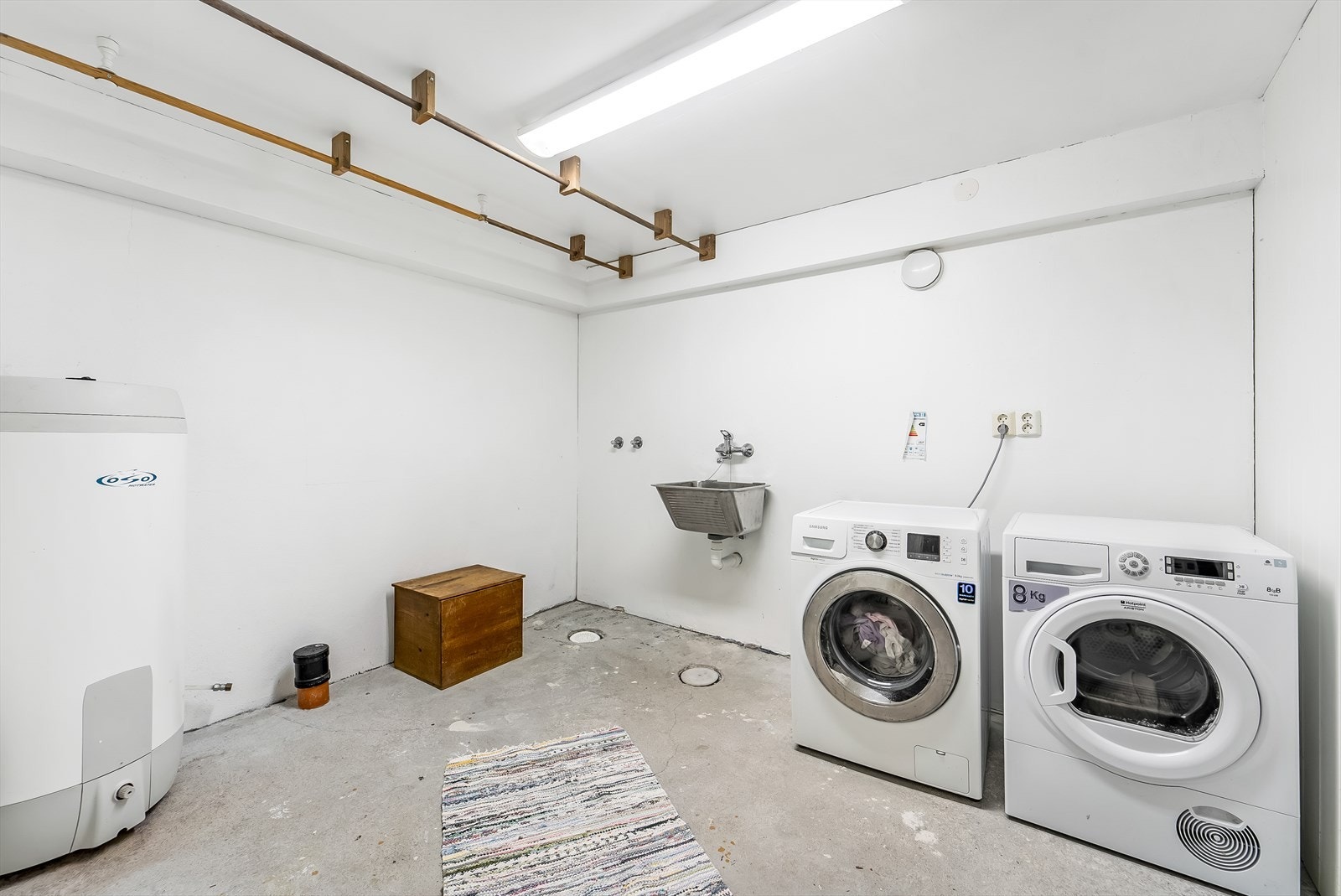 Stort vaskerom i kjelleren med god plass til klestørk. Rør til toalett og dusj ligger klart for evt. etablering av bad. Galleribilde