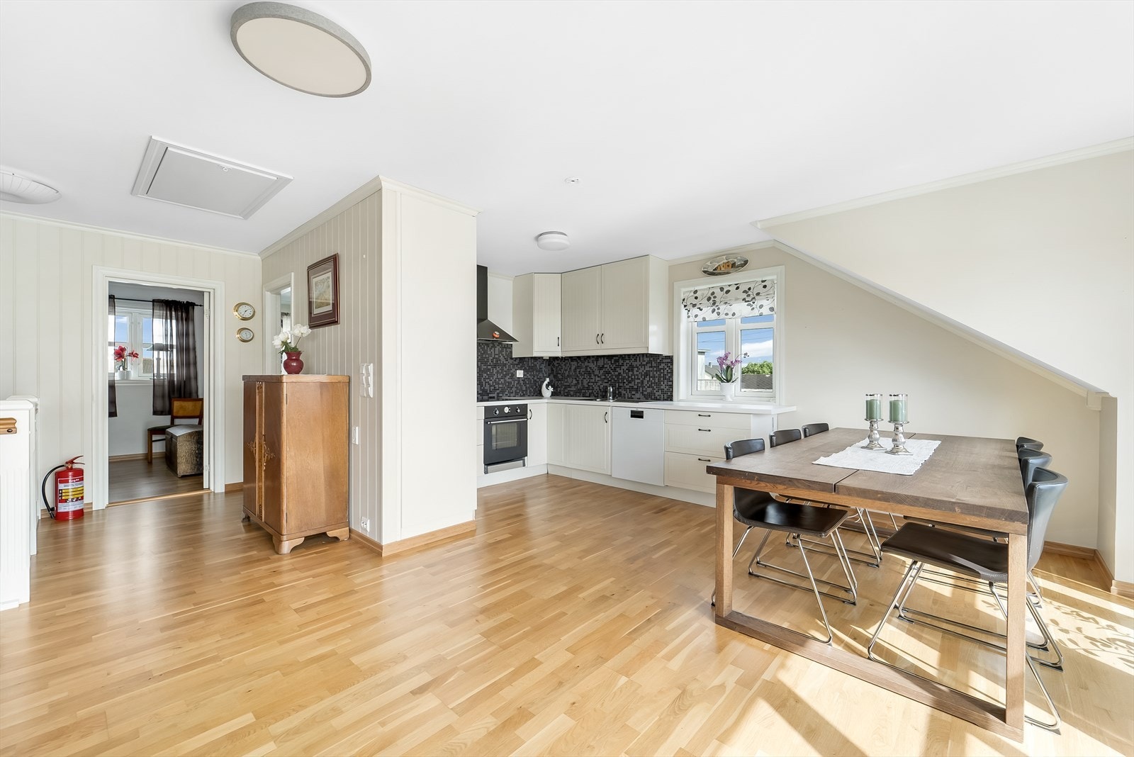 Rommets utforming gir rom for innredning i soner. Luke til loft for lagring. Galleribilde