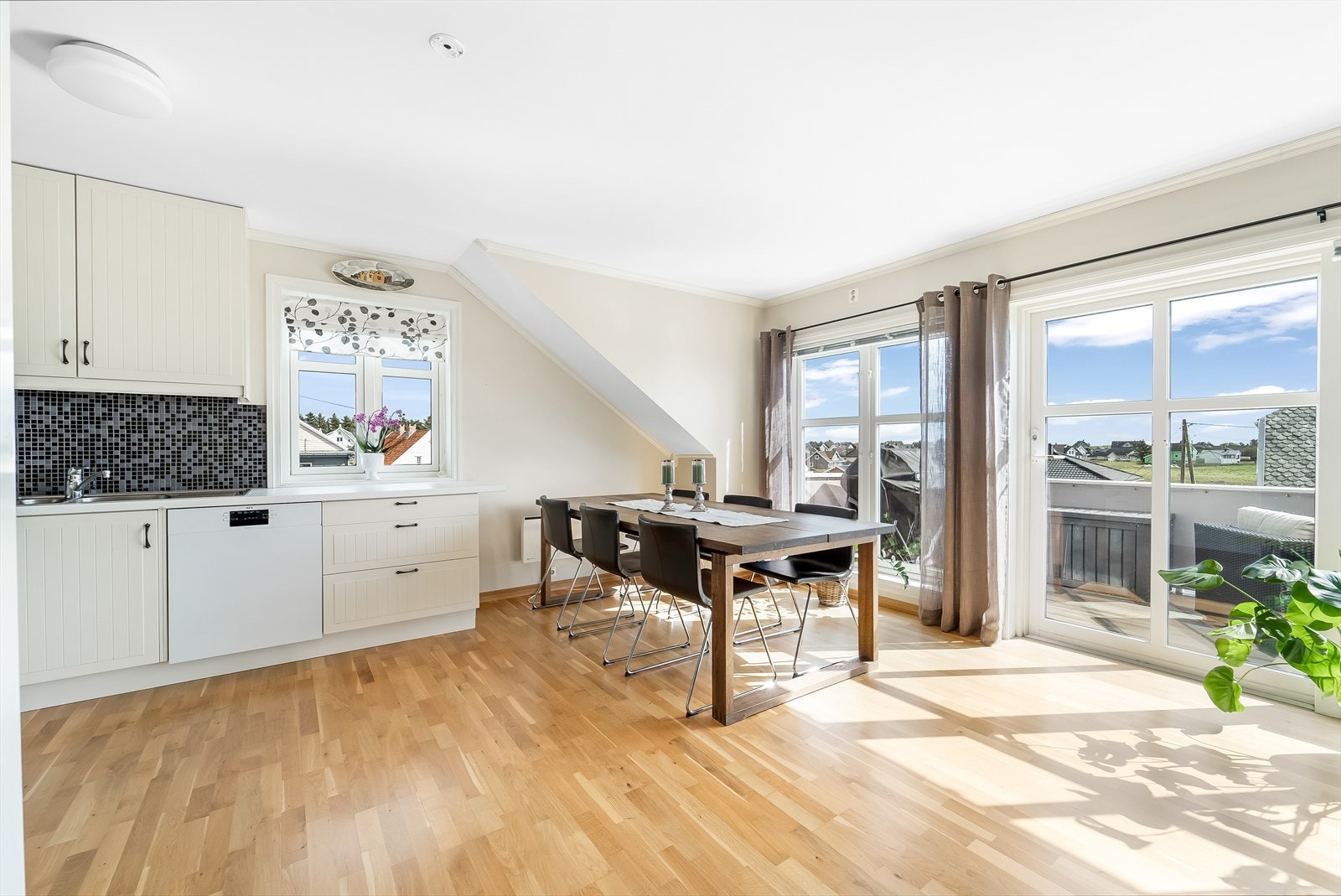 Godt planløst stue/kjøkken med plass til langbord ved spesielle anledninger. Galleribilde