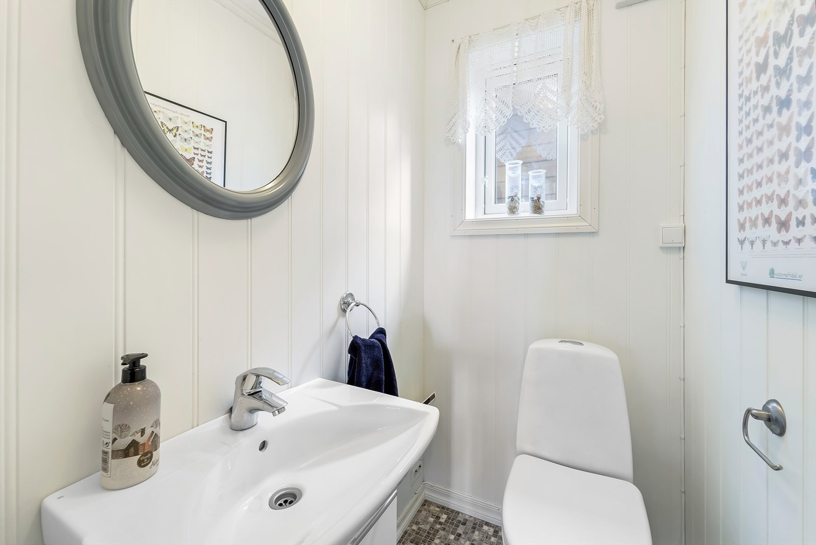 Praktisk toalettrom i 1. etasje med servantskap med speil og toalett. Galleribilde