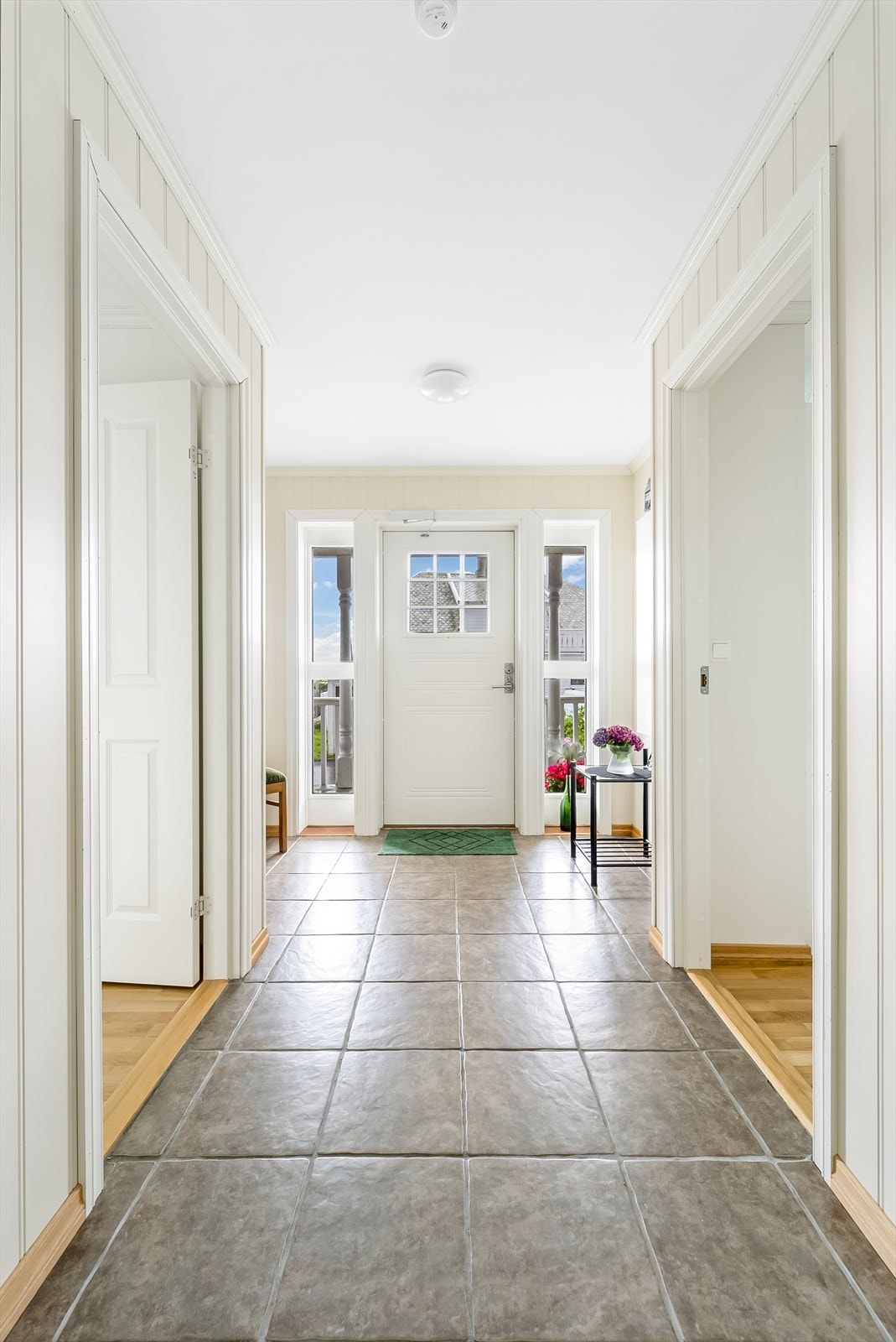 Lys og innbydende entre med fliser på gulv med varmekabler. Galleribilde