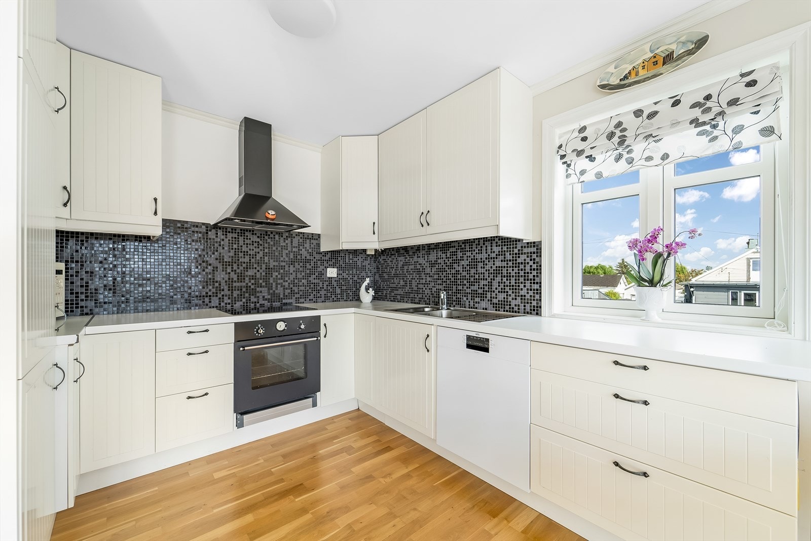 Funksjonelt og innholdsrikt kjøkken med innredning fra Ikea med alle hvitevarer integrert. Galleribilde