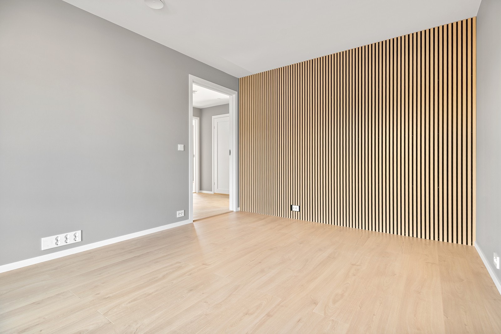 Flott hovedsoverom med god plass til dobbeltseng og tilhørende møblement. Galleribilde