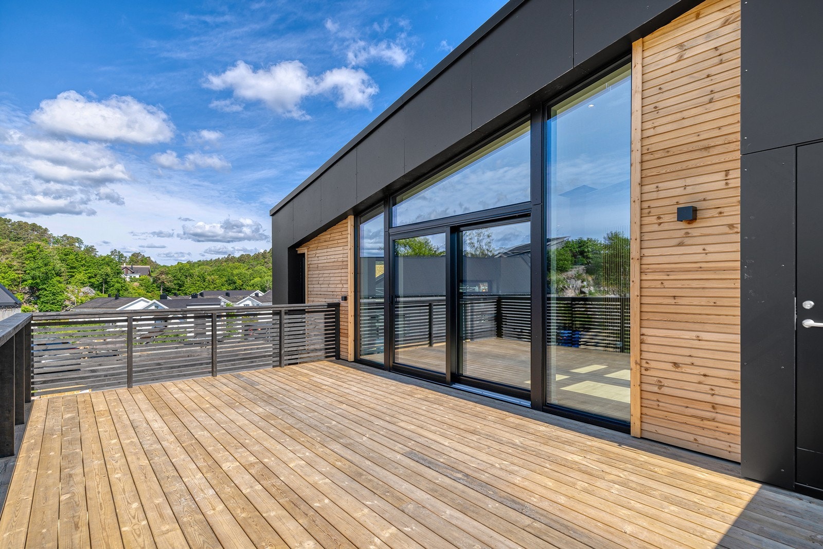 Flott solrik terrasse med utgang fra stue. Galleribilde