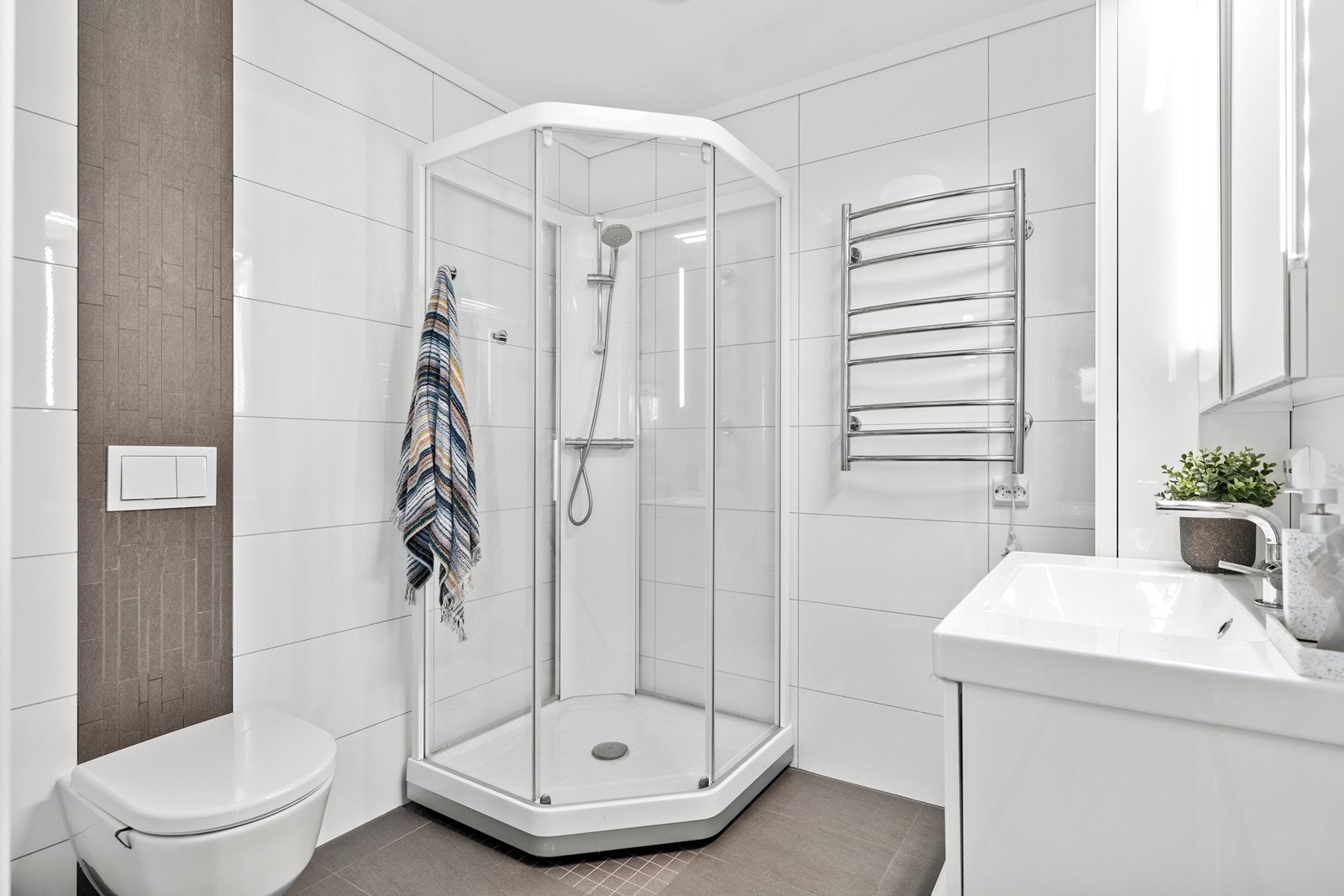 Pent, flislagt bad. Galleribilde