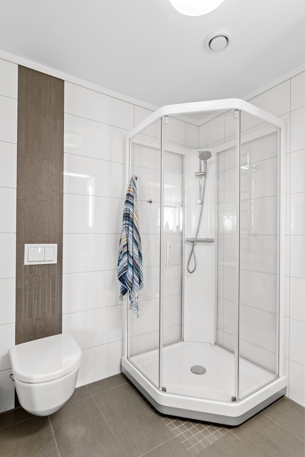 Dusjkabinett, vegghengt klosett og servant. Galleribilde