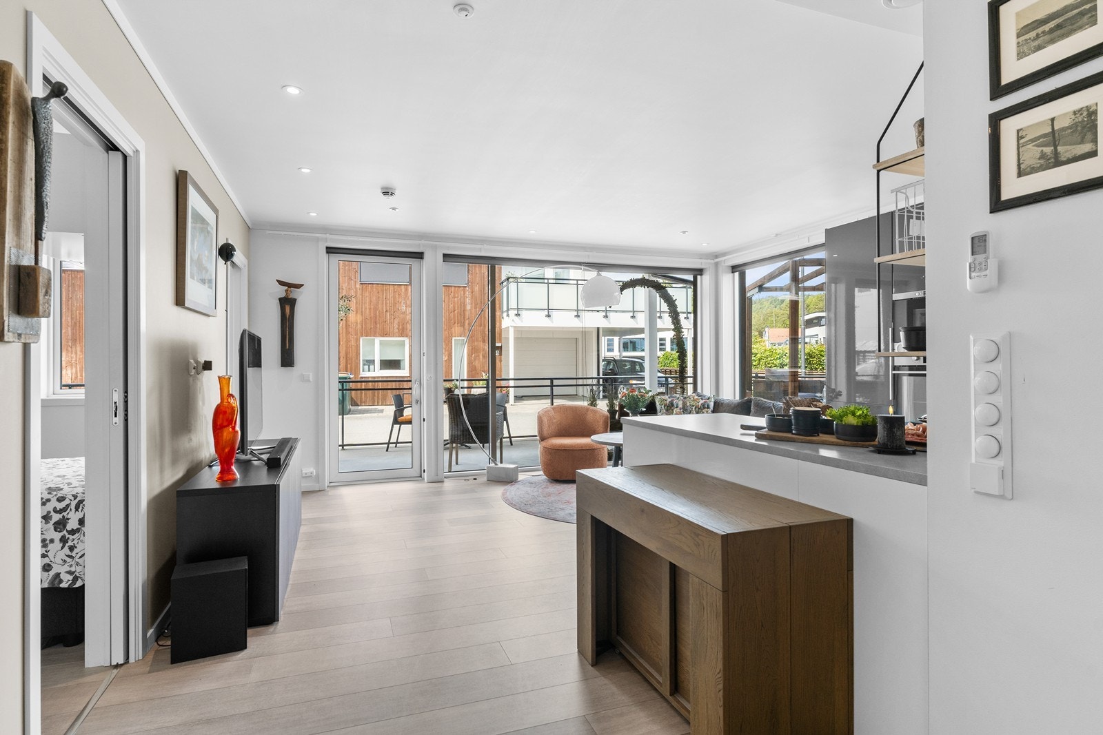 Stuen er lys og innbydende med vinduer fra
gulv til tak. Galleribilde