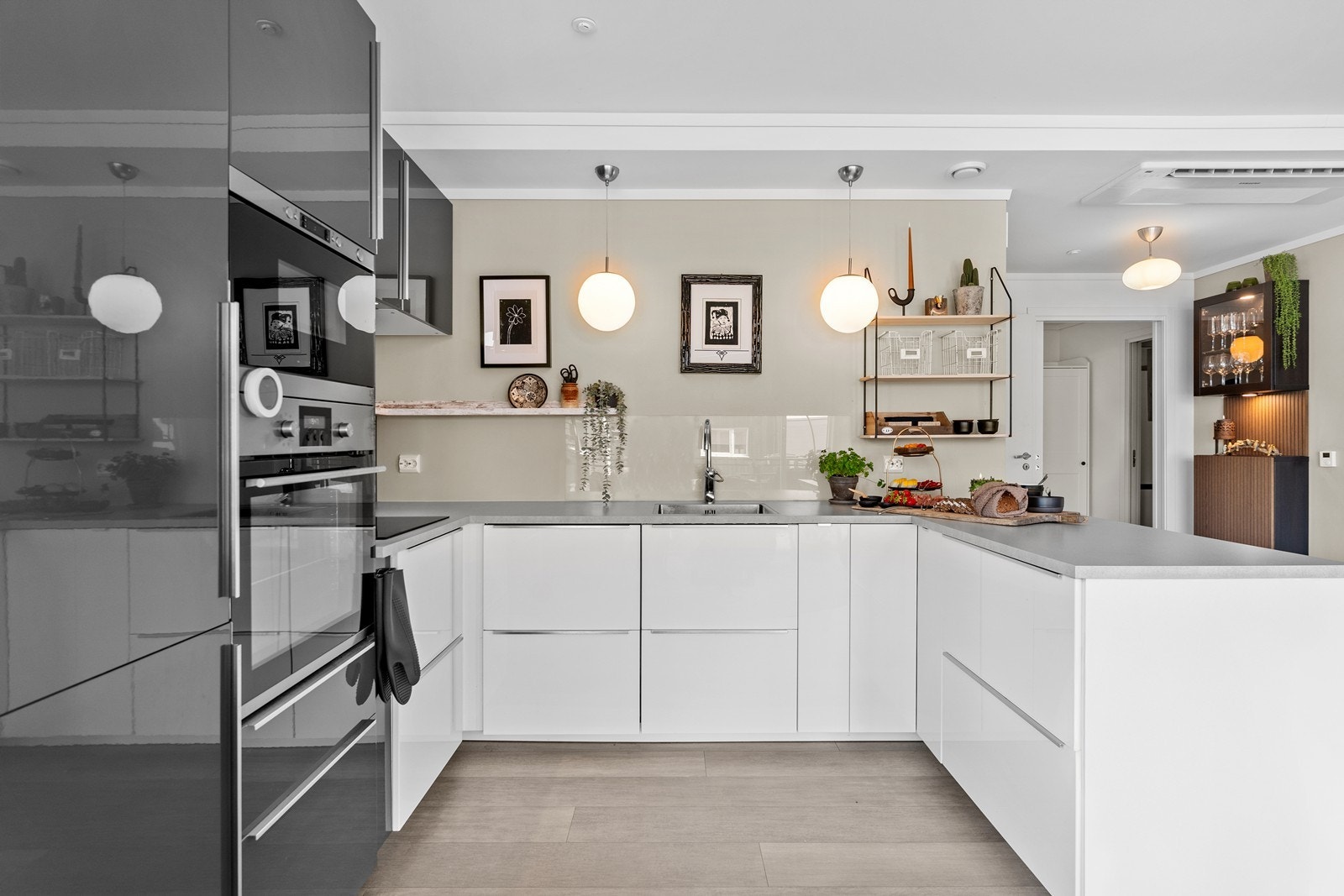 Innredning med god skap- og benkeplass. Galleribilde