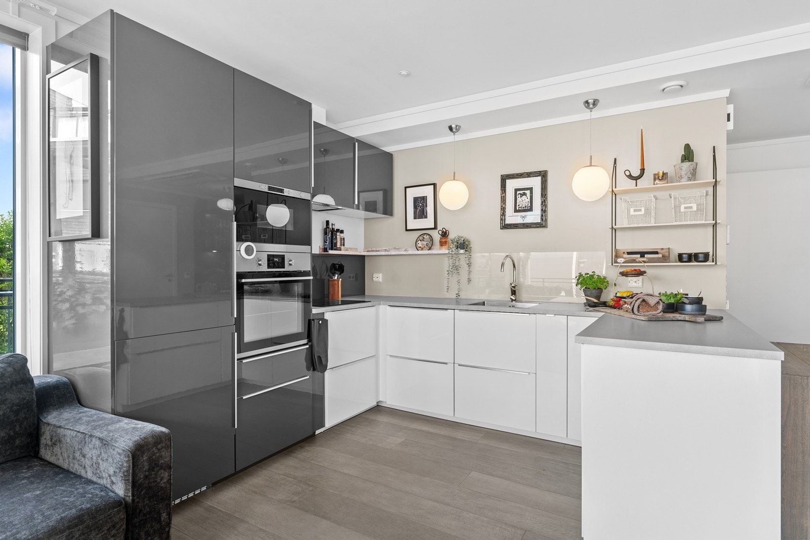 Integrerte hvitevarer; oppvaskmaskin, stekeovn, mikro, koketopp og kjøleskap med frys. Galleribilde