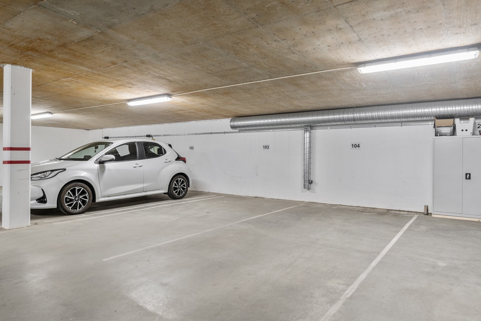 Parkeringsplass i kjeller følger. Galleribilde