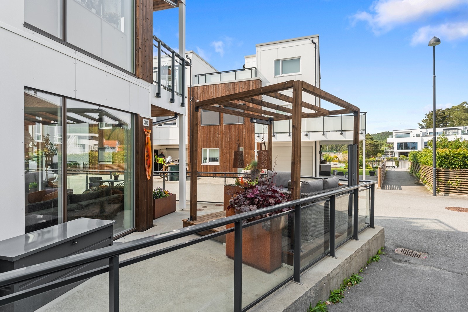 Uteplassen er ca. 37 kvm totalt. Galleribilde