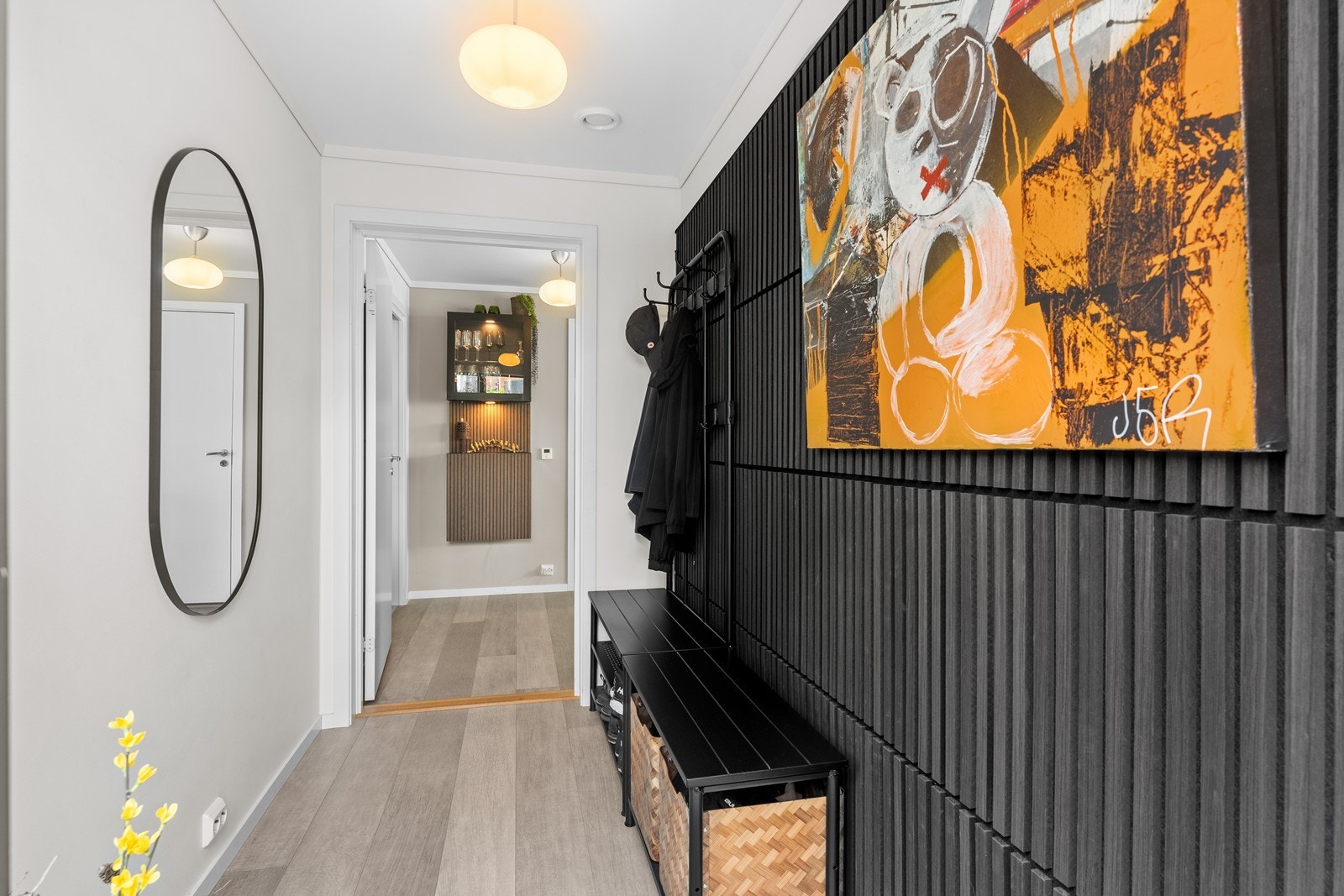 Entreen har fin plass til oppheng for ytterklær. Galleribilde