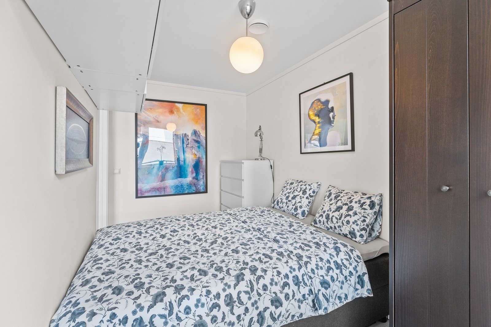 Skapinnredning og garderobe følger. Galleribilde