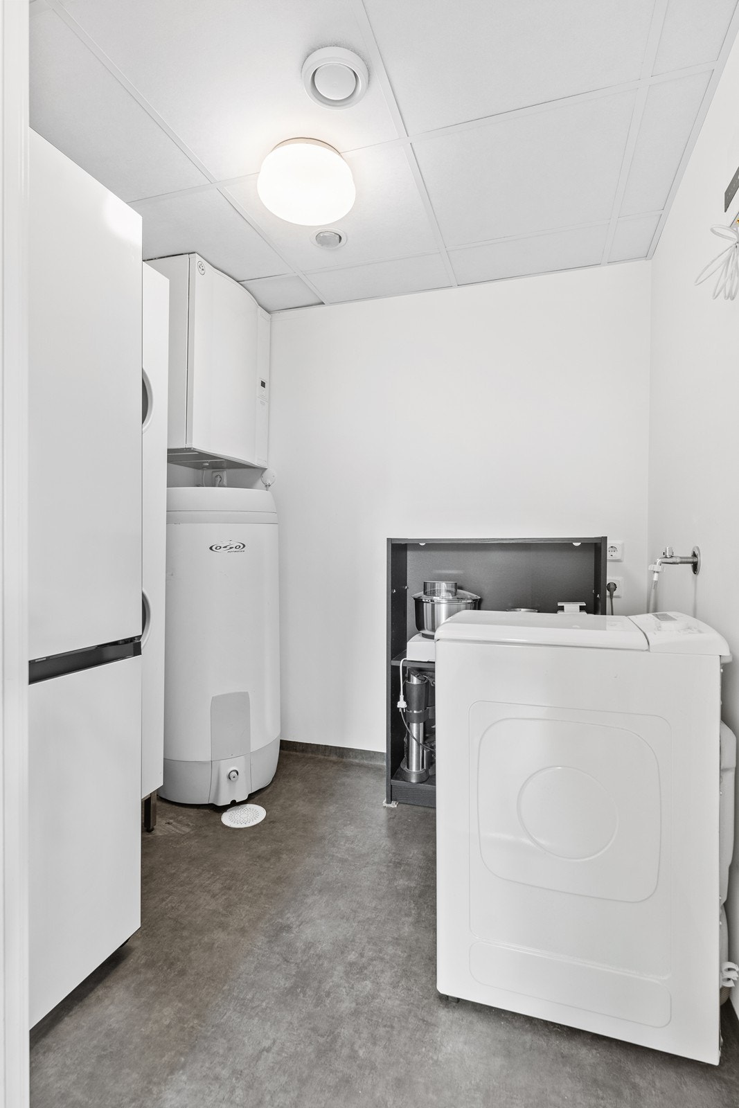 Praktisk bod som gir rom for både vaskemaskin, ekstra kjøleskap o.l. Galleribilde