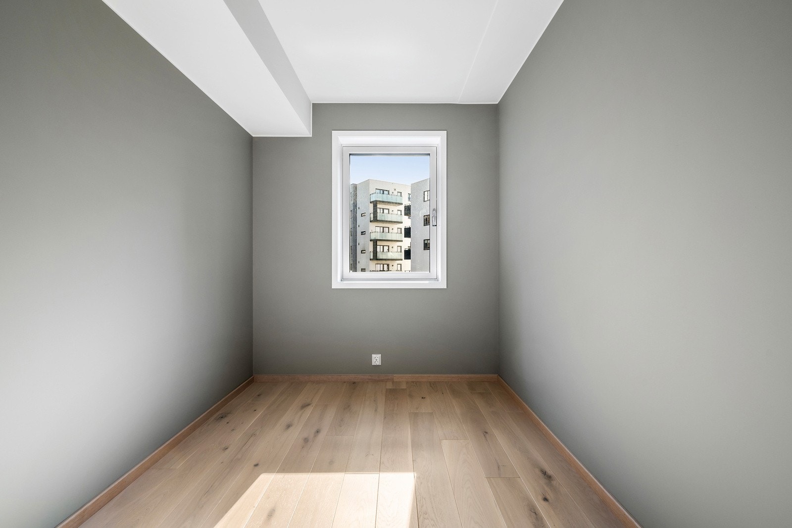 Alle rommene har hvitpigmentert eikeparkett og store vindusflater som gir godt lysinnslipp. Galleribilde