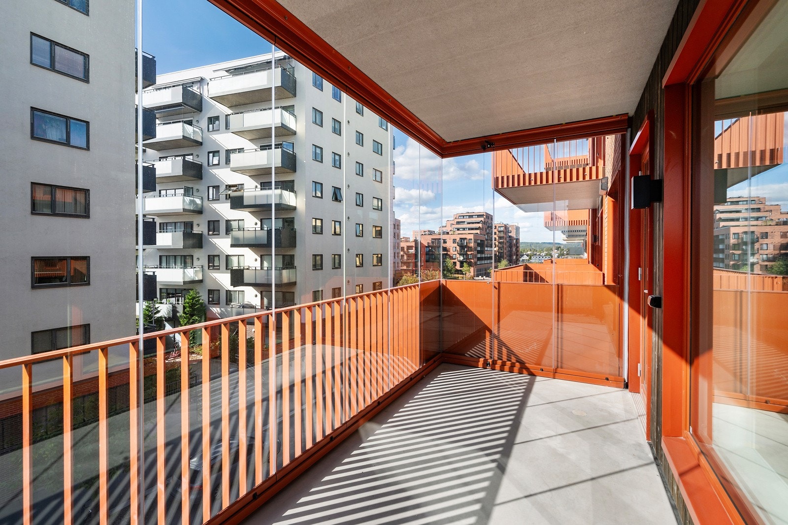 Fra stuen er det direkte utgang til en flott, innglasset sørvestvendt balkong på ca. 10 kvm med gode solforhold. Galleribilde