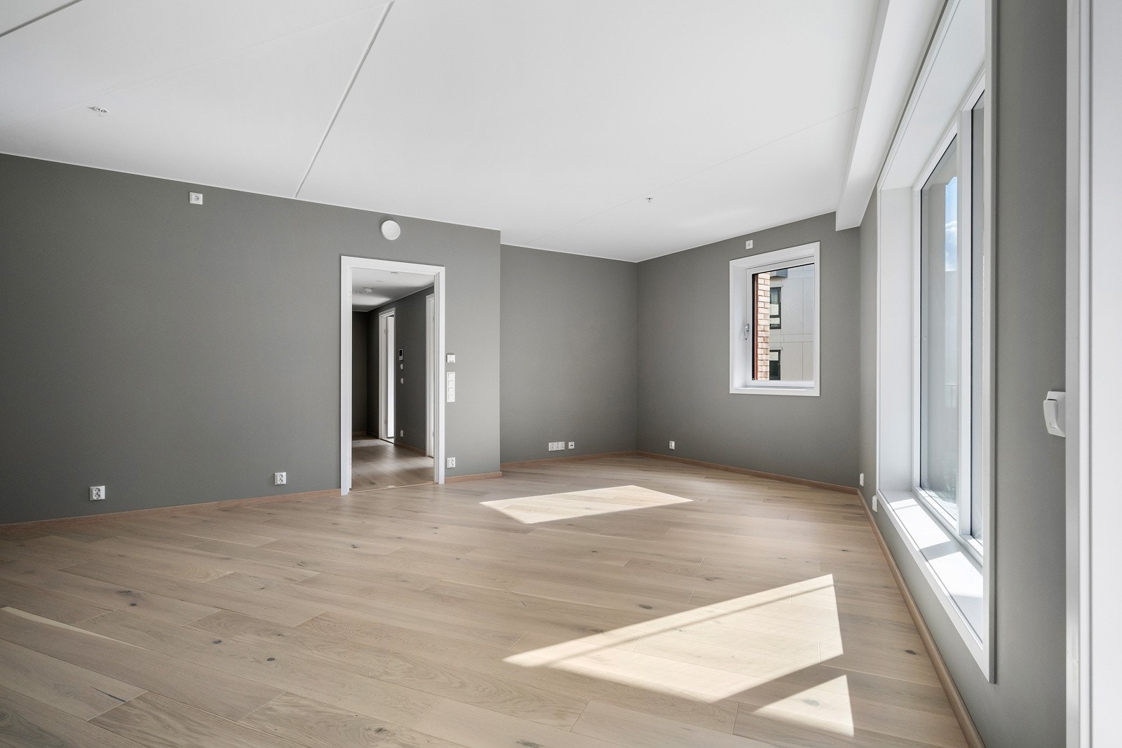 Det er vannbåren gulvvarme pg balansert ventilasjon med varmegjenvinning. Galleribilde