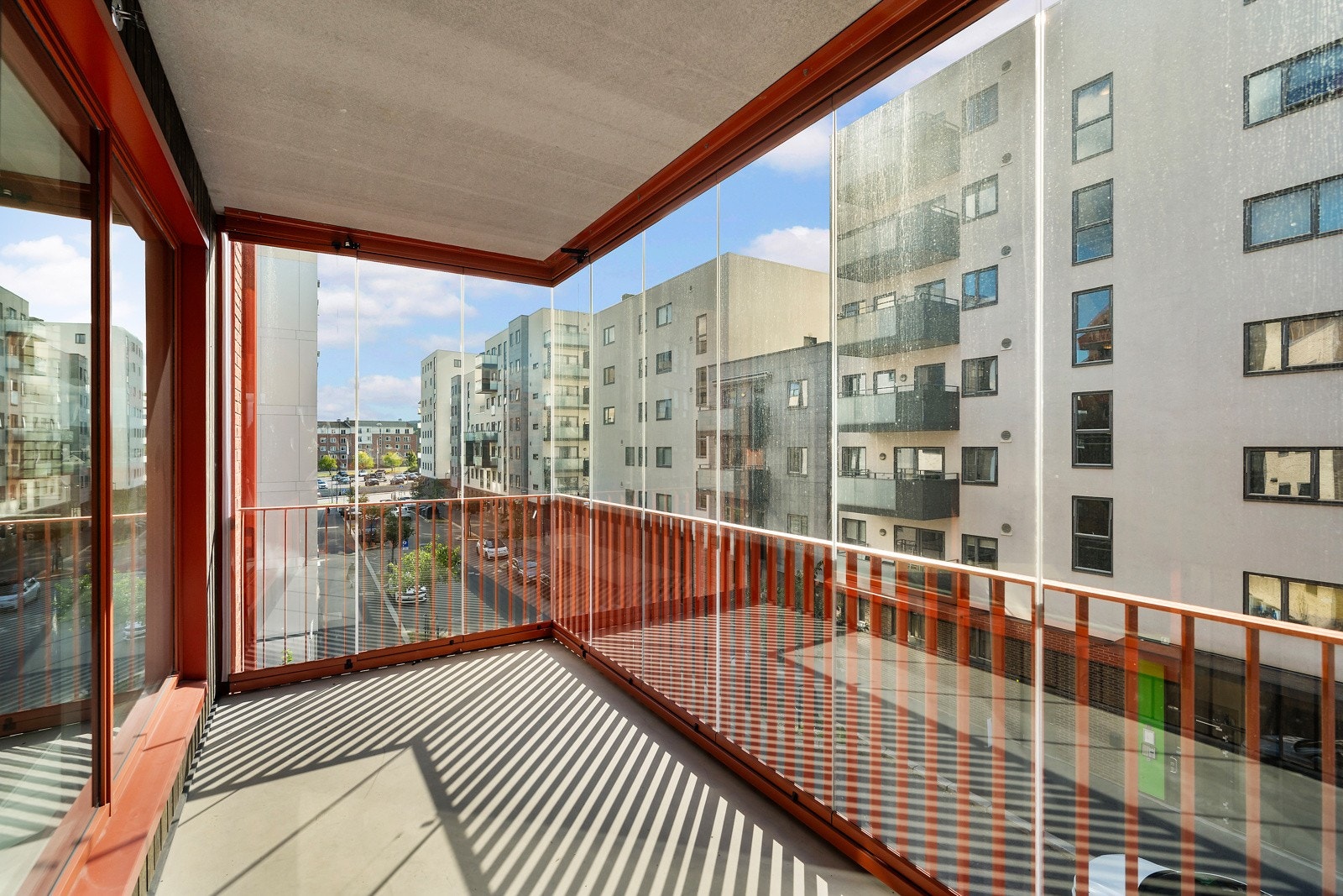 Balkongen har god plass til både spisebord og loungemøbler, og innglassingen gjør den anvendelig store deler av året. Galleribilde