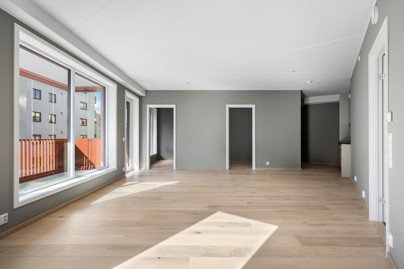 Leiligheten har en åpen og romslig stue-/kjøkkenløsning på over 36 kvm. Galleribilde