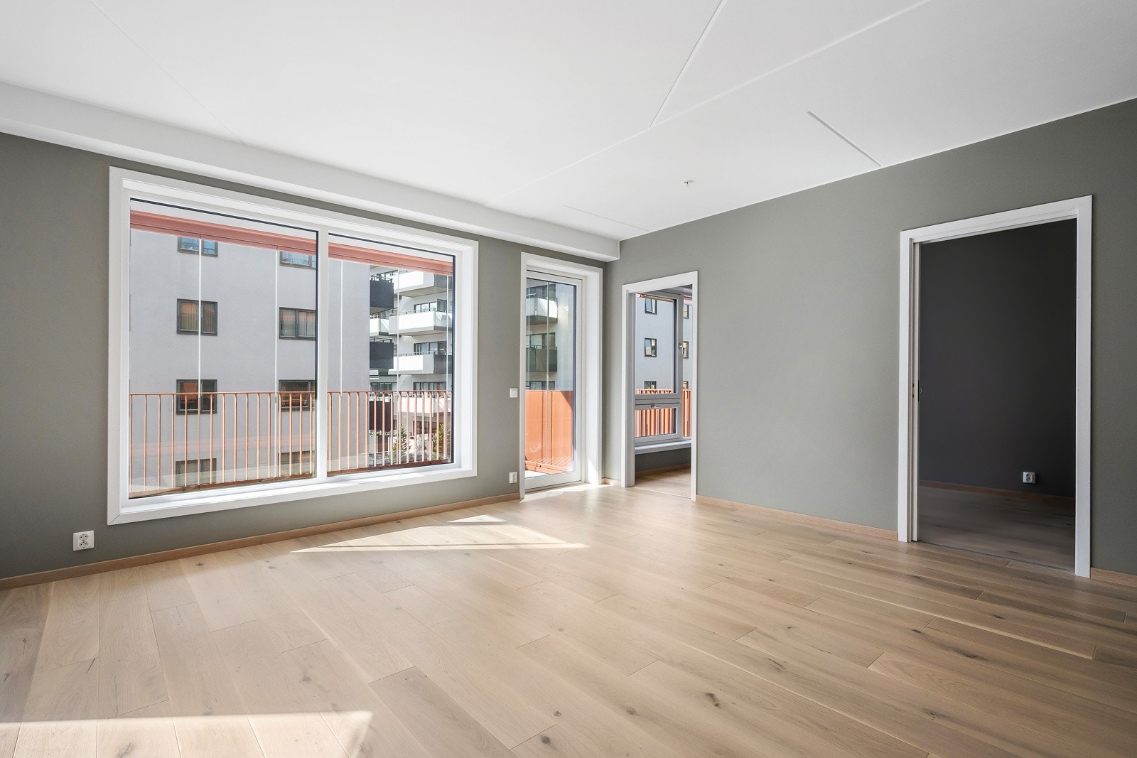 Store vindusflater gir rikelig med dagslys og en luftig romfølelse. Galleribilde