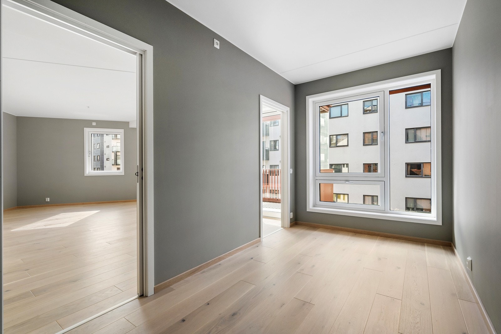 Leiligheten har tre soverom med gode møbleringsmuligheter. Det største soverommet har plass til dobbeltseng og garderobeløsning. Galleribilde