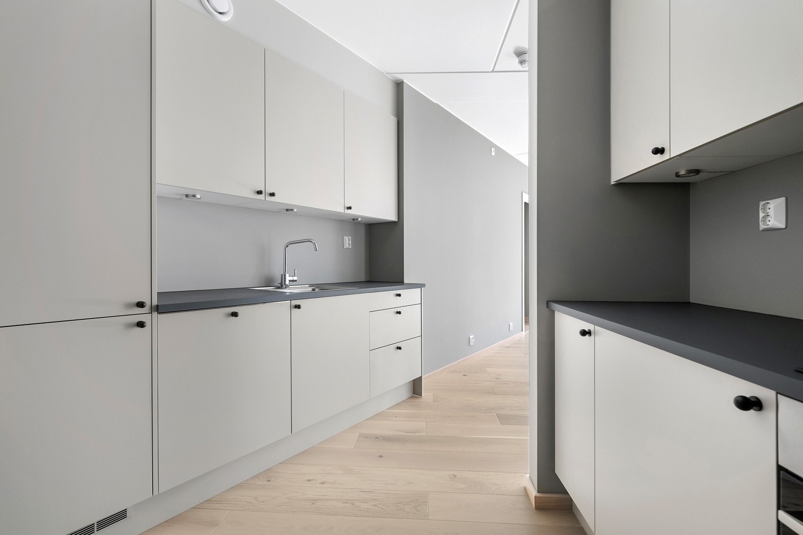 Spotter under overskap gir god arbeidsbelysning. Galleribilde